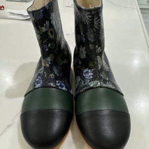 Girls bootie